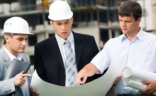 Le conducteur de travaux supervise le chantier d'une construction de A à Z et fait le lien entre ses différents acteurs.